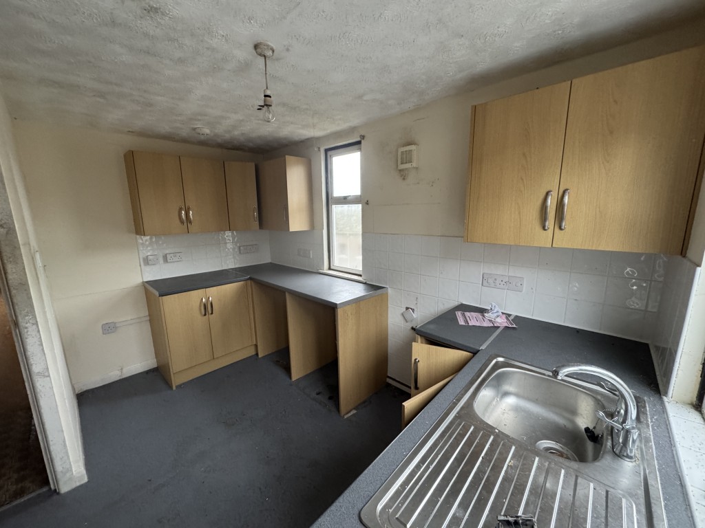 Lot: 156 - TWO DETACHED BUNGALOWS FOR IMPROVEMENT IN POPULAR LOCATION - 10- Kitchen